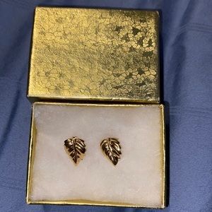 💛🍁 💛NWOT 14K Gold Vintage Leaf Stud Earrings